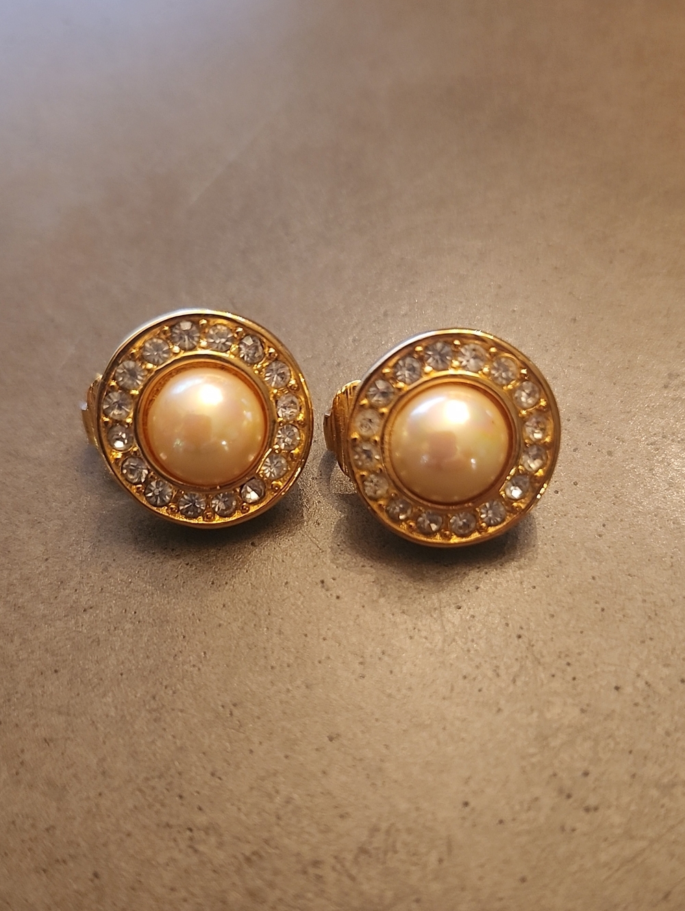 Christian DIOR Pearl Clip On Earrings